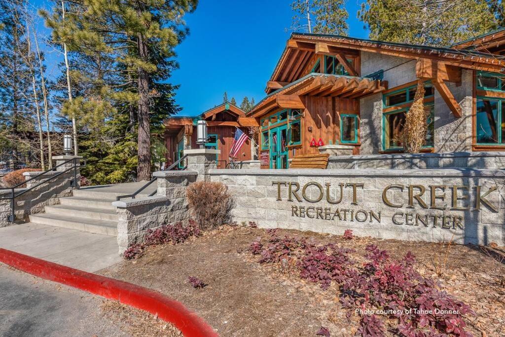 3Br Tahoe Donner Cabin With Hoa Perks Like Pools Hot-Tub Minutes To Trails Lake Golf 트럭키 외부 사진