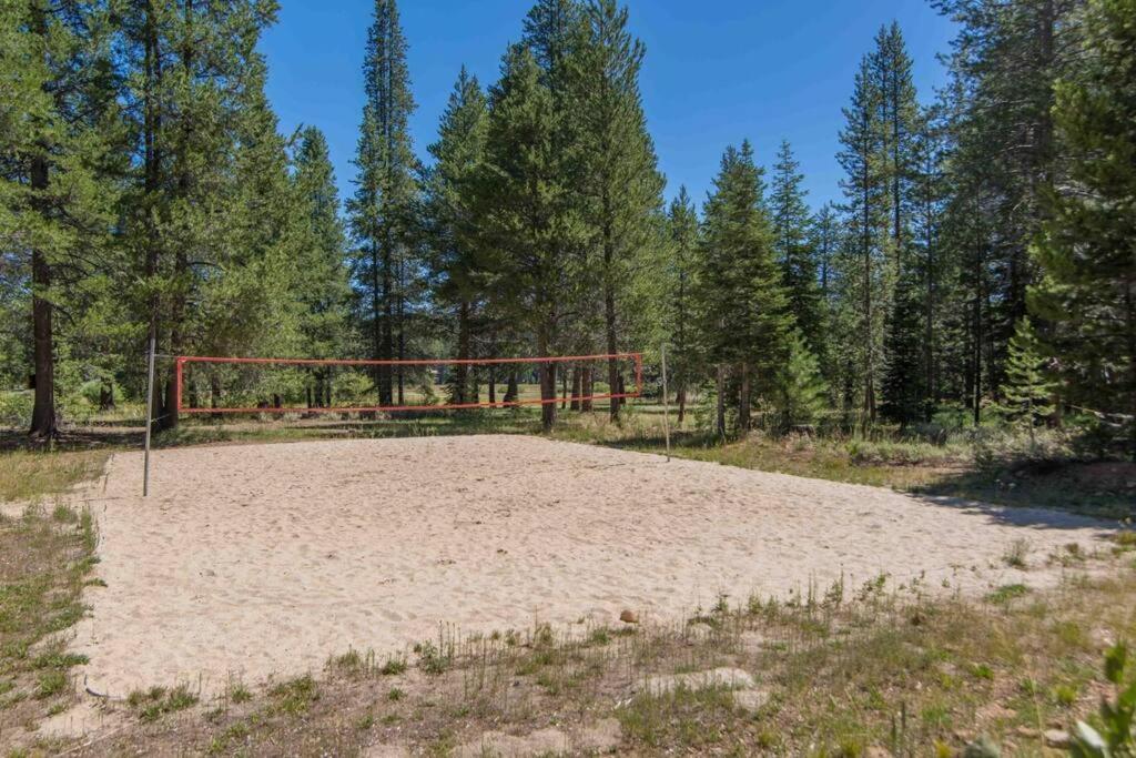 3Br Tahoe Donner Cabin With Hoa Perks Like Pools Hot-Tub Minutes To Trails Lake Golf 트럭키 외부 사진