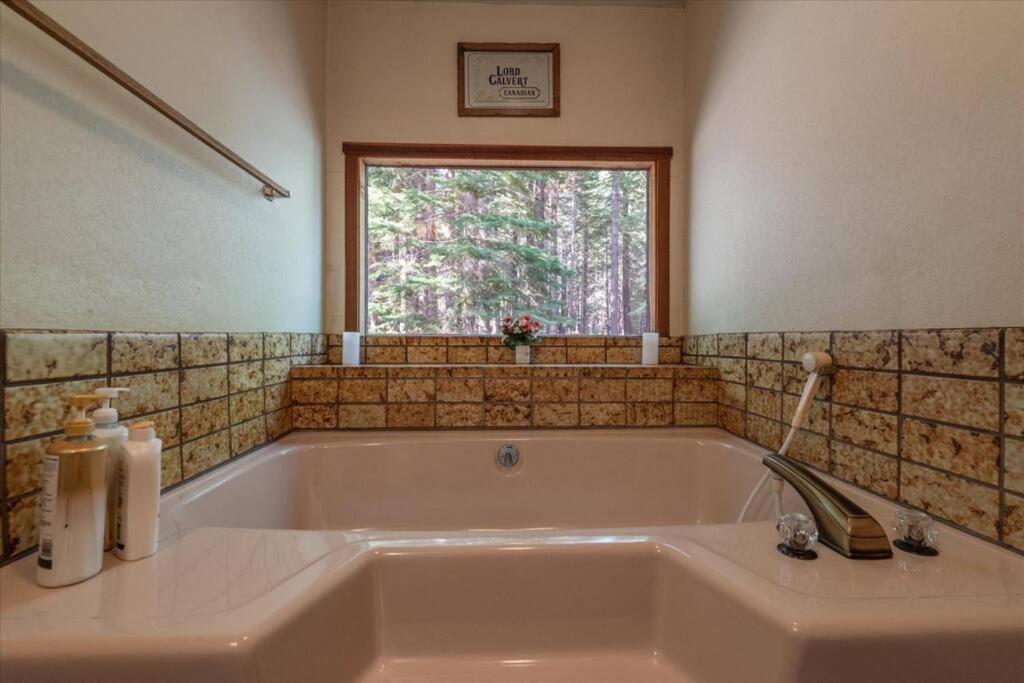3Br Tahoe Donner Cabin With Hoa Perks Like Pools Hot-Tub Minutes To Trails Lake Golf 트럭키 외부 사진