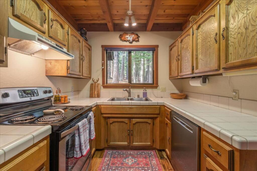 3Br Tahoe Donner Cabin With Hoa Perks Like Pools Hot-Tub Minutes To Trails Lake Golf 트럭키 외부 사진