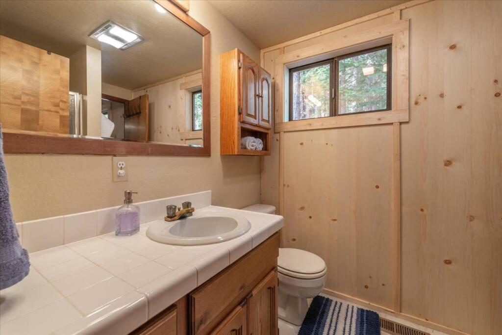 3Br Tahoe Donner Cabin With Hoa Perks Like Pools Hot-Tub Minutes To Trails Lake Golf 트럭키 외부 사진