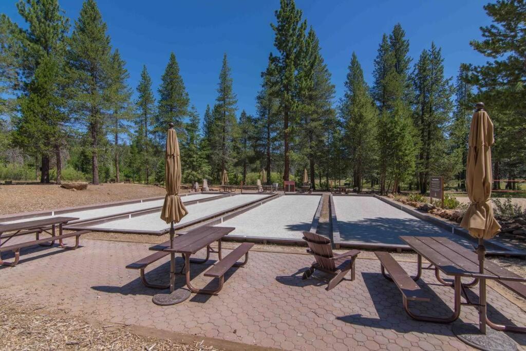 3Br Tahoe Donner Cabin With Hoa Perks Like Pools Hot-Tub Minutes To Trails Lake Golf 트럭키 외부 사진