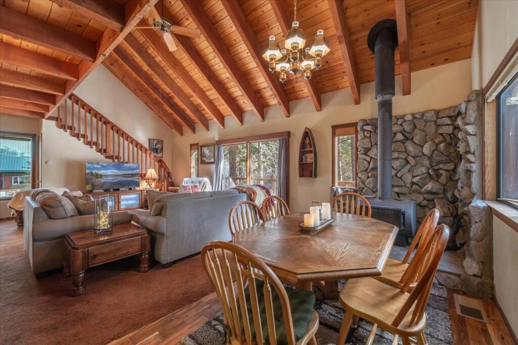 3Br Tahoe Donner Cabin With Hoa Perks Like Pools Hot-Tub Minutes To Trails Lake Golf 트럭키 외부 사진