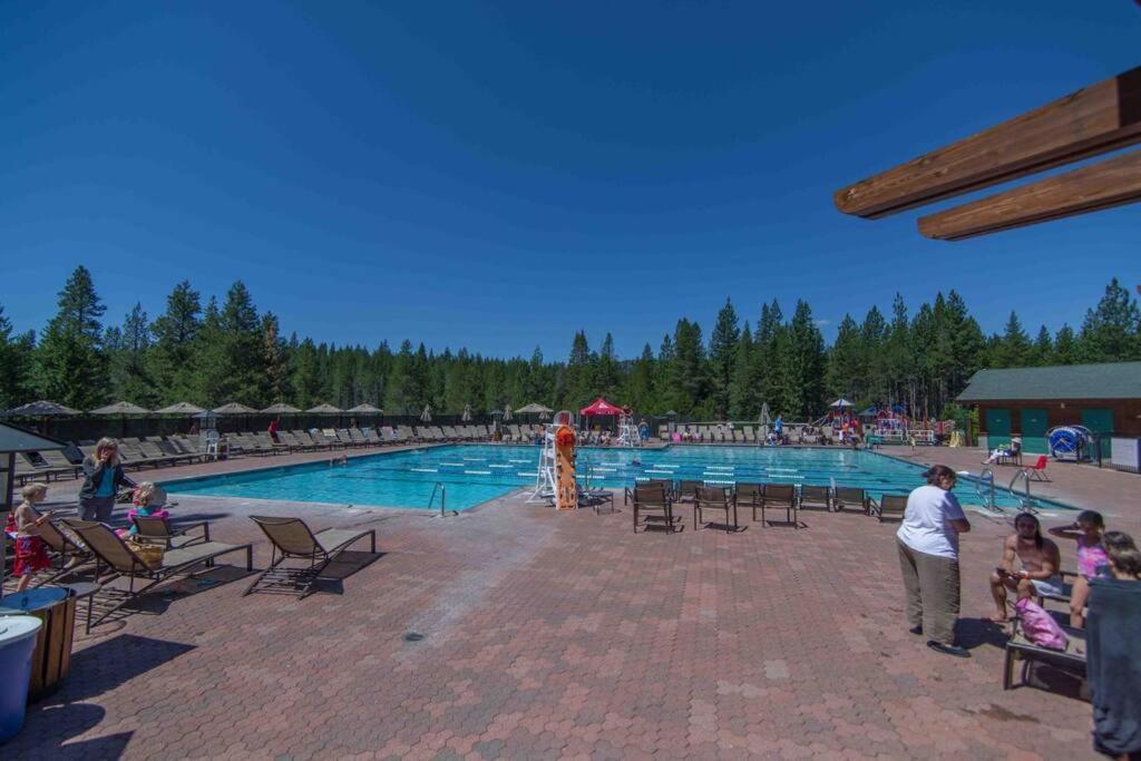 3Br Tahoe Donner Cabin With Hoa Perks Like Pools Hot-Tub Minutes To Trails Lake Golf 트럭키 외부 사진